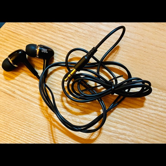 JBL In Earbud Headphones With In-line Mic - Picture 3 of 6